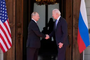 Tổng thống Nga Vladimir Putin (trái)  và Tổng thống Mỹ Joe Biden trong cuộc gặp tại Geneva