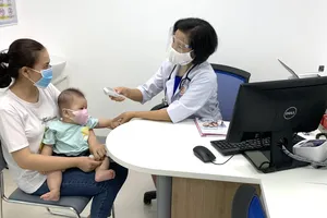 Phụ huynh đưa trẻ đi tiêm chủng mùa dịch sẽ được tư vấn sàng lọc kỹ  nhằm đảm bảo phòng chống dịch