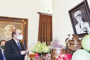  Chủ tịch nước Nguyễn Xuân Phúc dâng hương trước anh linh  Đại tướng Võ Nguyên Giáp tại nhà riêng Đại tướng, số 30 Hoàng Diệu, Hà Nội. Ảnh: TTXVN