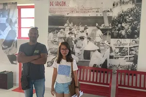 Tác giả và chủ siêu thị Sai Gon - L’Asie à votre porte Damien  trong khu di tích lịch sử của làng CAFI