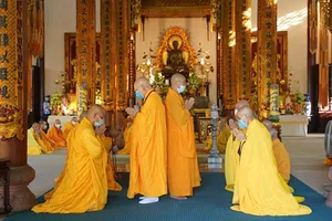 Kiểm tra y tế, đo thân nhiệt cho chư Tôn đức tham dự Đại lễ Vu lan tại Tổ đình Từ Đàm