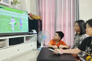 Nhiều gia đình chọn xem phim và các chương trình giải trí trên các nền tảng truyền hình Internet trả tiền. Ảnh: DŨNG PHƯƠNG