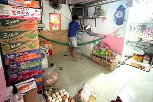 Một căn phòng trọ nhận được rất nhiều nhu yếu phẩm. Ảnh:  VĂN MINH