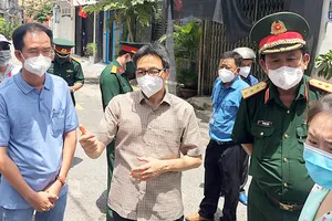 Phó Thủ tướng Vũ  Đức Đam trao đổi với người dân sống  trong các khu nhà trọ ở phường 14, quận Gò Vấp, TPHCM