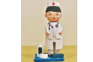 Mô hình bác sĩ trong bộ  sưu tập “Chống dịch Covid-19” của chị Thanh Thương