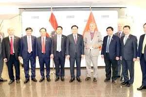 Chủ tịch Quốc hội Vương Đình Huệ với các đại biểu  dự Diễn đàn Doanh nghiệp  Việt Nam-Áo. Ảnh: TTXVN