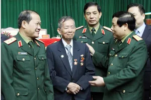 Đại tướng Phùng Quang Thanh và các đại biểu dự hội thảo 70 năm thành lập Quân đội nhân dân Việt Nam ở Cao Bằng, tháng 12-2014.  Ảnh: TRẦN LƯU