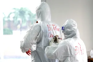 Họ là những bác sĩ  chỉ biết xưng hô qua tên ngoài áo. Ảnh: HOÀNG HÙNG