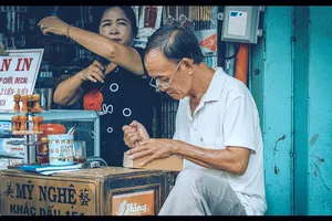 Một người thợ khắc con dấu mỹ nghệ ở TPHCM. (Ảnh chụp ở thời điểm dịch chưa bùng phát). ẢNH:  KHANH TRỊNH