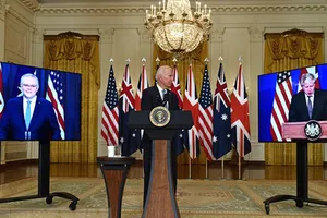 Từ trái sang: Thủ tướng Australia Scott Morrison, Tổng thống Mỹ Joe Biden và Thủ tướng Anh Borris Johnson trong cuộc họp báo trực tuyến về an ninh quốc gia, ngày 15-9