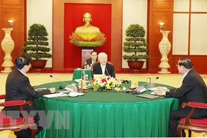 Tổng bí thư Nguyễn Phú Trọng, Tổng bí thư Đảng Nhân dân cách mạng Lào Thongloun Sisoulith và Chủ tịch Đảng Nhân dân Campuchia Hun Sen tại cuộc gặp. Ảnh: TTXVN