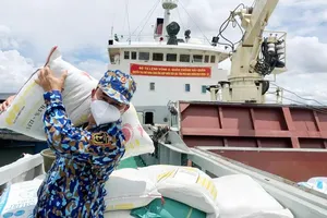 Tải gạo cho dân