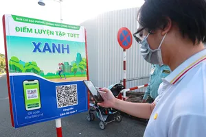 Người dân TPHCM đi bộ trong công viên sau thời gian giãn cách. Ảnh: DŨNG PHƯƠNG