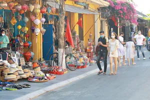 Du lịch tại TP Hội An  (tỉnh Quảng Nam) có  tín hiệu khởi sắc trở lại khi đã có khách du lịch vào cuối tuần. Ảnh: NGUYỄN CƯỜNG