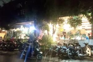 Quán cà phê V.T.M. nằm trên đường số 14 (quận Gò Vấp) đông nghẹt khách uống tại chỗ