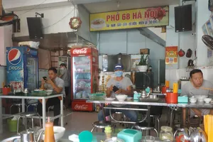 Quán phở Hà Nội 68 (đường Bùi Đình Túy, quận Bình Thạnh)  sắp xếp mỗi khách ngồi 1 bàn để giãn cách. Ảnh: MINH NGHĨA
