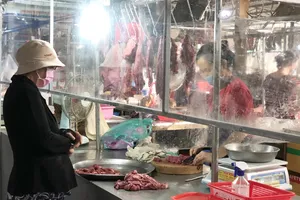 Các quầy sạp tại chợ Tân Chánh Hiệp, quận 12  đều được lắp vách ngăn phòng dịch. Ảnh: BÙI TUẤN