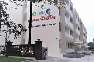 Ký túc xá Cỏ May tại Trường ĐH Nông Lâm TPHCM  được xây từ nguồn tài trợ của cố doanh nhân Phạm Văn Bên