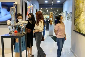 Khách tham quan triển lãm