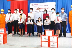 Trao tặng 20 máy tính bảng và 1.000 quyển tập cho các em học sinh có hoàn cảnh khó khăn tại xã Thạnh Tây, huyện Tân Biên