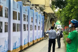 Khách tham quan đường nhiếp ảnh nghệ thuật