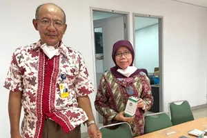 Giáo sư Anne Zulfia Syahrial (phải)  và sản phẩm pin làm từ bã cà phê