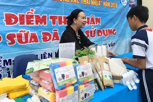 Công ty Sản xuất bao bì thân thiện môi trường Phương Lan  tuyên truyền người dân sử dụng các sản phẩm thân thiện môi trường (ảnh chụp thời điểm dịch Covid-19 chưa bùng phát).  Ảnh: BÙI ANH TUẤN