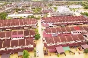   Nước lũ dâng cao ở nhiều đô thị Malaysia, khiến ít nhất 30.000 người phải sơ tán