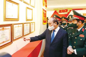 Chủ tịch nước Nguyễn Xuân Phúc và Đại tướng Phan Văn Giang cùng các đại biểu tham quan Nhà truyền thống của Trường Sĩ quan Chính trị