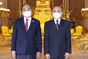 Chủ tịch nước Nguyễn Xuân Phúc và Quốc vương Norodom Sihamoni tại Cung điện Hoàng gia Campuchia. Ảnh: TTXVN