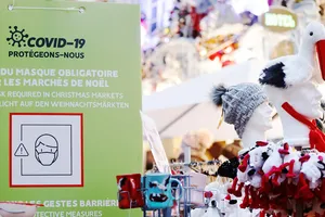 Tấm bảng ghi yêu cầu du khách phải đeo khẩu trang  khi tham quan chợ Giáng sinh Strasbourg