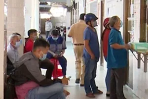 Người dân làm thủ tục tại Phòng CSGT đường bộ Công an tỉnh An Giang . Ảnh - Công an cung cấp 