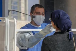 Nhân viên y tế Israel lấy mẫu xét nghiệm COVID-19 cho người dân tại Jerusalem