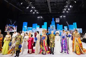 NTK Lê Long Dũng mang áo dài, cải lương tuồng cổ lên sàn diễn thời trang  qua BST Việt Nam rực rỡ gấm hoa