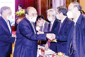 Chủ tịch nước Nguyễn Xuân Phúc với các  đại biểu  dự hội thảo. Ảnh: TTXVN