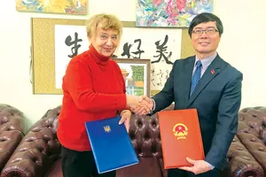 Bà Natalyia Vasylievna Zaimenko, Giám đốc Vườn Bách thảo quốc gia M.G.Grishko và Đại sứ Việt Nam tại Ukraine Nguyễn Hồng Thạch tại lễ ký thỏa thuận hợp tác