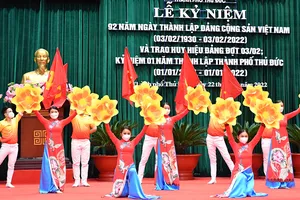 Chương trình văn nghệ kỷ niệm 92 năm Ngày thành lập Đảng Cộng sản Việt Nam và kỷ niệm 1 năm thành lập  TP Thủ Đức, TPHCM. Ảnh: VIỆT DŨNG