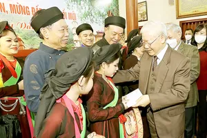 Tổng Bí thư Nguyễn Phú Trọng tặng quà Tết liền anh, liền chị Quan họ tại Di tích lịch sử -  văn hóa Đền Đô ở khu phố Thượng, phường Đình Bảng, thành phố Từ Sơn, tỉnh Bắc Ninh. Ảnh: TTXVN