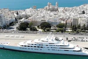 Siêu du thuyền Azzam