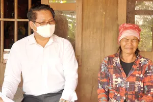 Chị Thị Ché vừa khóc vừa kể lại câu chuyện  phải “bán non” 11ha đất trồng điều