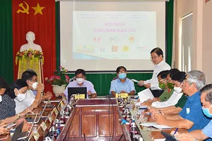 Chánh Văn phòng UBND tỉnh Đồng Tháp Nguyễn Văn Phú thông tin việc mua sắm trang thiết bị, vật tư y tế, kit xét nghiệm tại Đồng Tháp