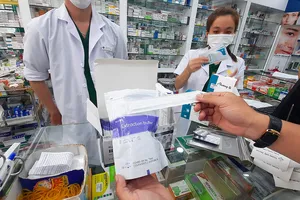 Một cửa hàng vật tư y tế tại TP Rạch Giá (Kiên Giang)  bán kit test nhanh Covid-19 với giá 70.000 đồng/bộ. Ảnh: Q.BÌNH