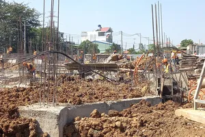 Tiến độ thi công một dự án căn hộ tại TPHCM bị chậm lại  do ảnh hưởng giá VLXD tăng