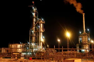 Quốc kỳ Nga treo trên đỉnh nhà máy diesel ở Mỏ dầu Yarakta, thuộc sở hữu của Công ty Dầu Irkutsk (INK), ở Vùng Irkutsk, Nga ngày 10-3-2019. Ảnh: REUTERS