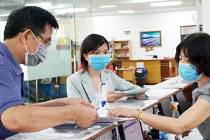 Giải quyết thủ tục hành chính tại BHXH TPHCM  đã bớt nhiều giấy tờ nhờ số hóa dữ liệu. Ảnh: MẠNH HÒA