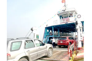 Phà tạm Rạch Miễu “chia lửa” với cầu Rạch Miễu hiện hữu  nhưng vẫn không xuể. Ảnh: TÍN HUY