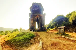 Dù lãnh đạo UBND tỉnh chỉ đạo tạm dừng thi công phần lõi (cụm 4 tháp Bánh Ít),  song nhà thầu vẫn “phớt lờ” tiếp tục thi công, đào bới khu vực này. Ảnh: NGỌC OAI