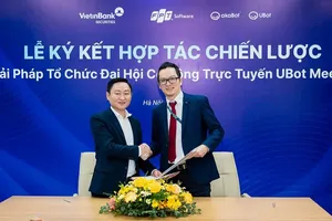 Ông Phạm Ngọc Hiệp - Phó Tổng Giám đốc VietinBank Securities (trái) và ông Trần Đăng Hòa - Phó Tổng giám đốc FPT Software ký kết hợp tác