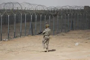 Một binh sĩ Iraq tuần tra biên giới với Syria. Ảnh: Reuters