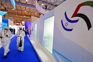 Khách tham quan đi ngang qua một gian trưng bày của Israel tại triển lãm hàng không Dubai, hồi đầu tuần. Nguồn: haaretz.com